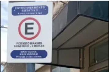 Demutran e Acif instalam placas educativas no comércio de Fartura.