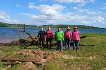 Operação de limpeza aumenta segurança no Balneário de Fartura, que aguarda estrutura náutica.