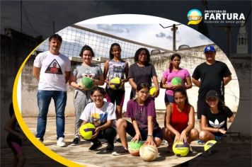 Fartura oferece aulas de voleibol gratuitamente para os moradores