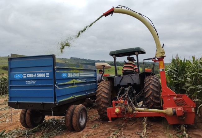 Agricultura oferece serviços com implementos e mão-de-obra aos produtores rurais