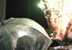 Virada de Ano reúne moradores na Praça 9 de Julho.