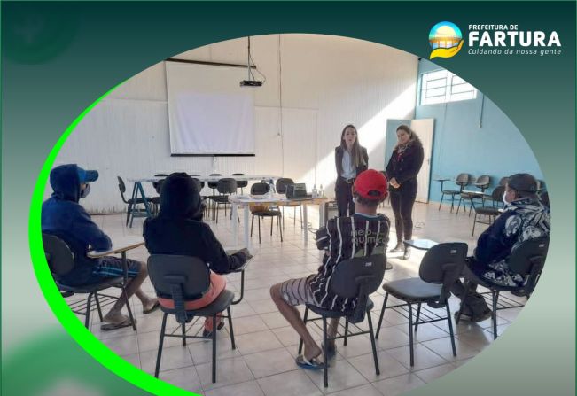 Atendidos pela Proteção Social Especial participam de roda de conversa com a equipe do Sicredi