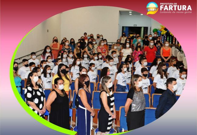 Alunos participam de solenidades de formatura do 5º ano do Ensino Fundamental