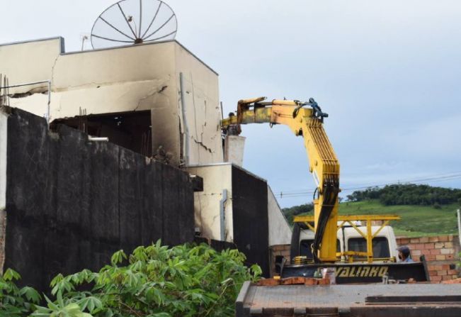 Risco de desmoronamento leva Prefeitura a acelerar demolição de casa que explodiu 
